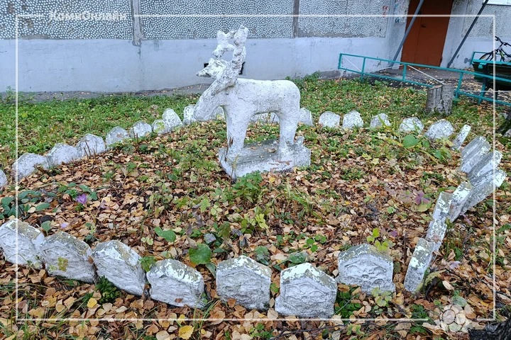 В сыктывкарском дворе сохранились фигурки из прошлого века. Их можно увидеть возле дома...