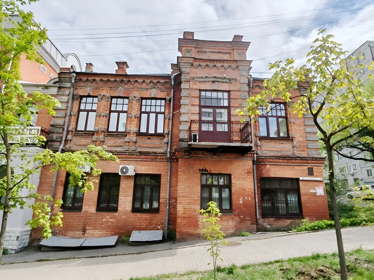 В уникальном доме с бабочками разместили ветеринаров в Хабаровске