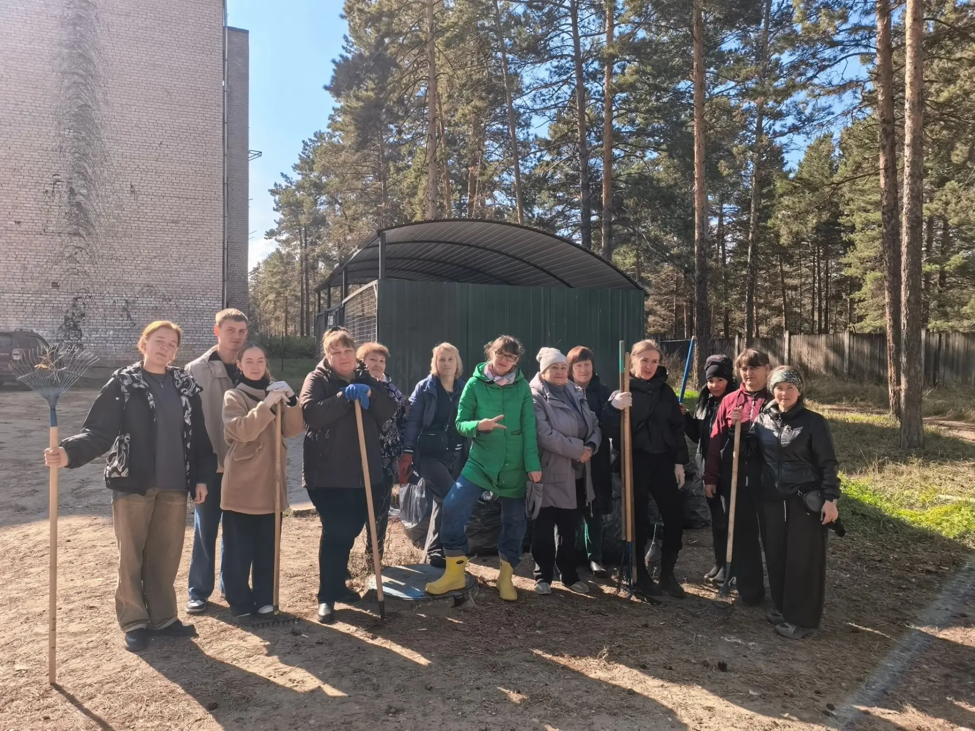 🌟 Сегодня, в рамках общегородского субботника, коллектив ДШИ п. Горный вышел дружно на...