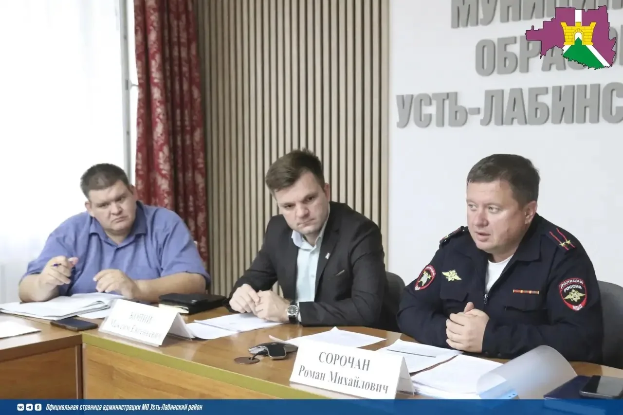 Заместитель главы Усть-Лабинского района Максим Копий и заместитель начальника Госавтои...
