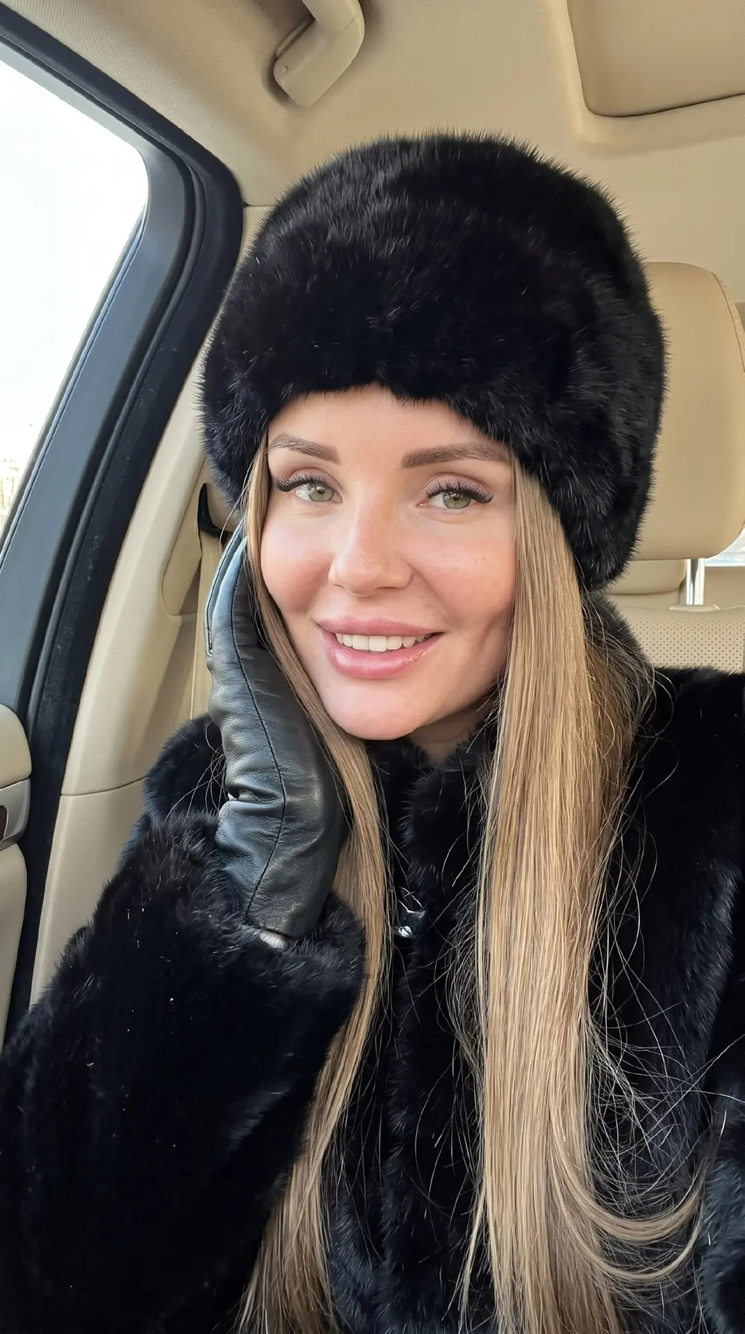 создай изображение,максимально сохрани мою внешность и черты лица  и такой такой стиль ...