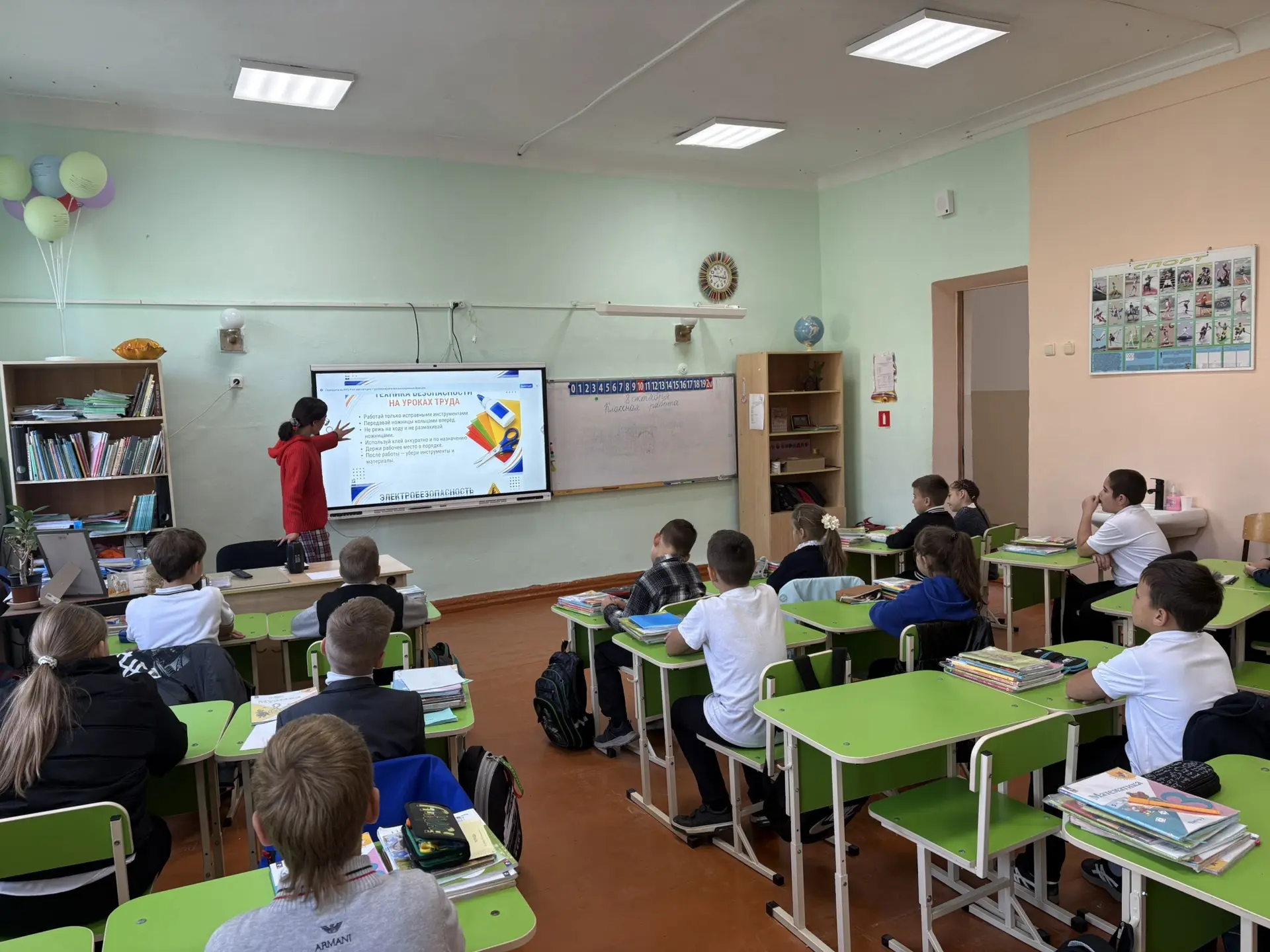 Сегодня на классном часе в 3‑м классе говорили о безопасности в чрезвычайных ситуациях:...