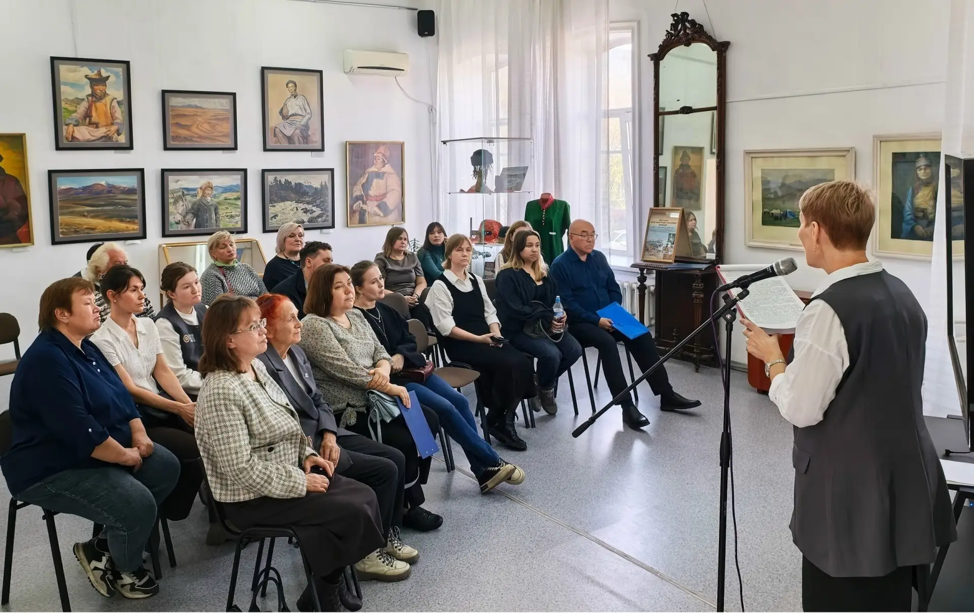 В Бийске до 15 ноября будет работать выставка «Чуйский тракт соединяет народы»