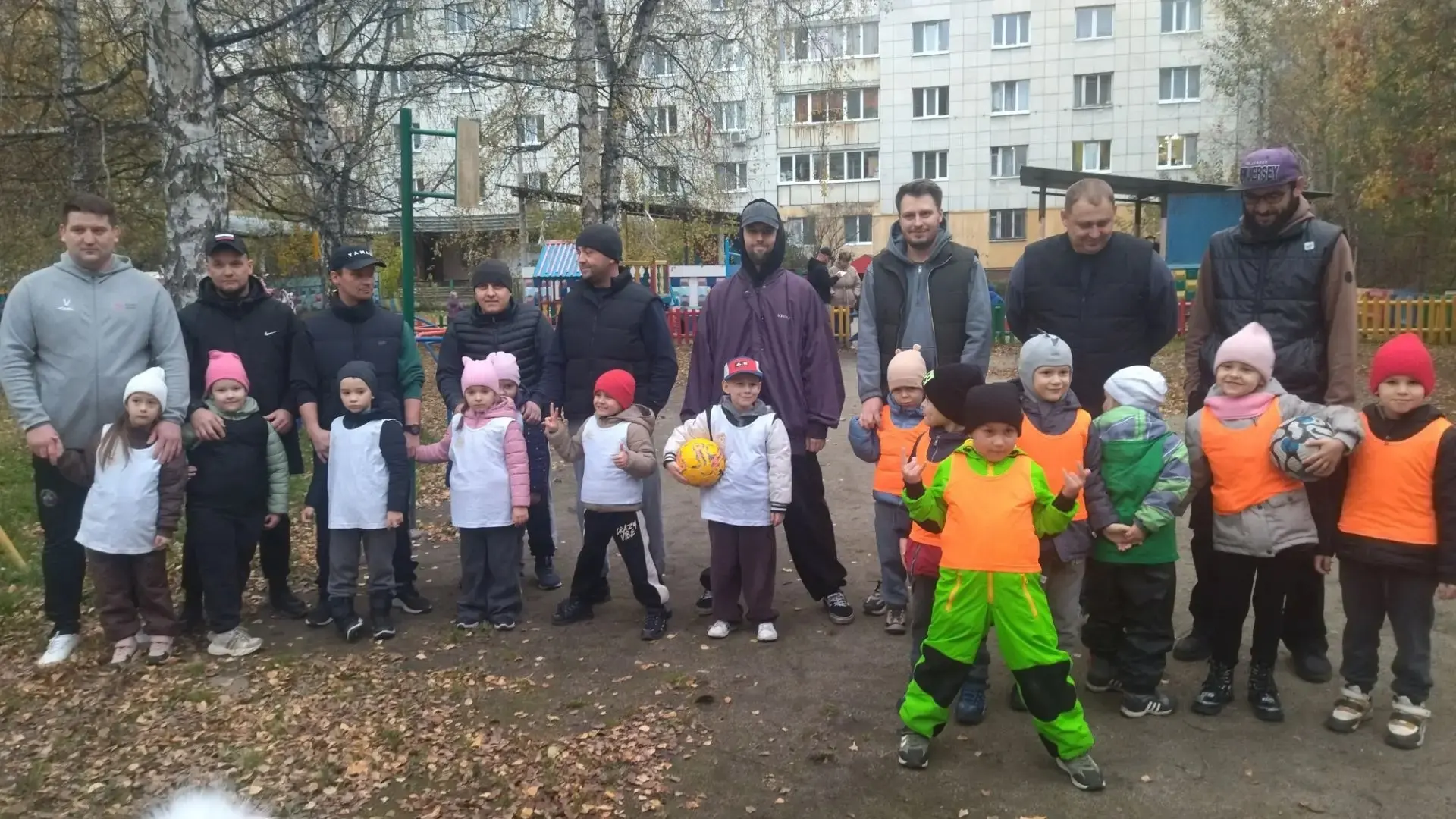 Гол, пас, победа дружбы: в детском саду № 54 прошел товарищеский матч ко Дню отца ⚽️👨‍👧