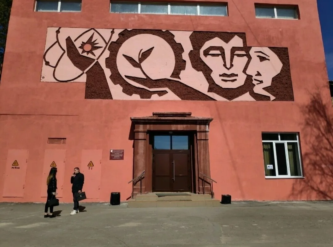 🏛️ Историческое панно Аграрного университета в Омске могут скрыть под новым фасадом