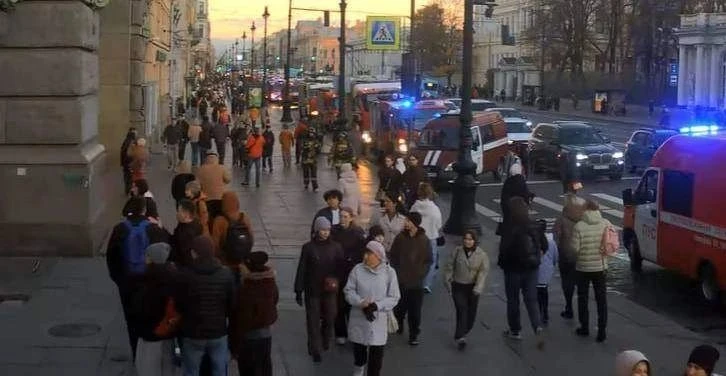 Пожар произошёл в здании Театра комедии на Невском проспекте — всех людей эвакуировали