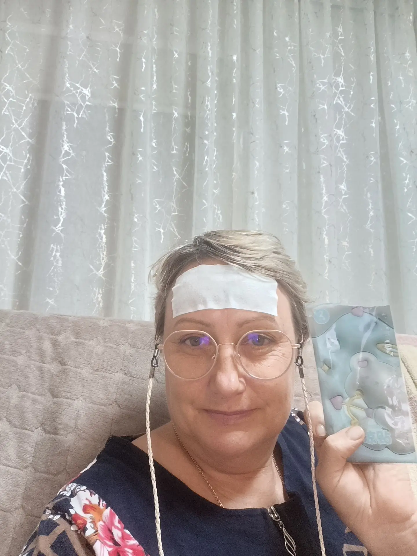 Прикрепила на лоб китайский охлаждающий пластырь. Пишут, что работает 5-6 часов. Охлажд...