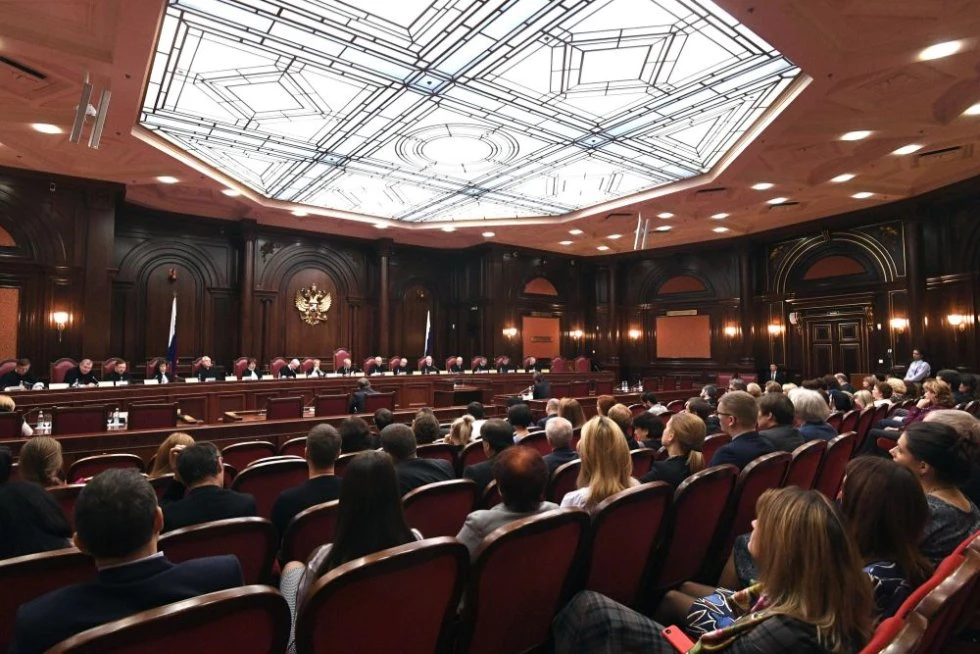 КС разрешил взыскивать выходное пособие при увольнении по собственному желанию