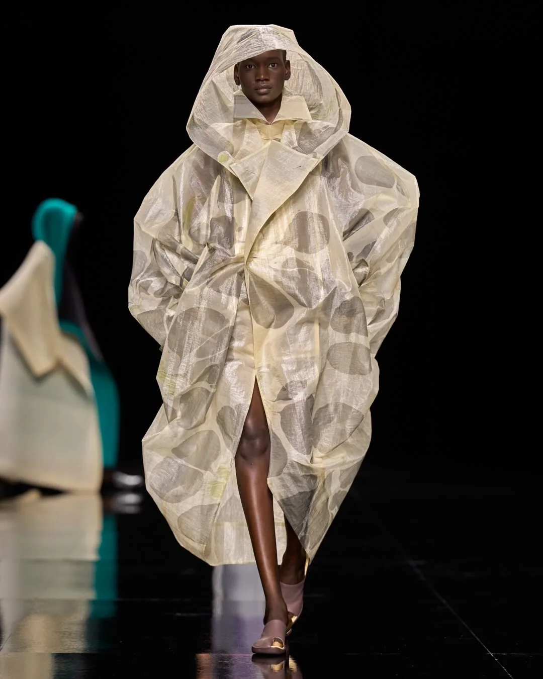 Показ, который действительно нужно было смотреть в движении - от Issey Miyake. Невероят...