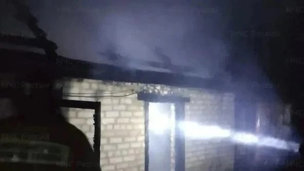 В Верховском районе пожарные спасли жилой дом от огня.