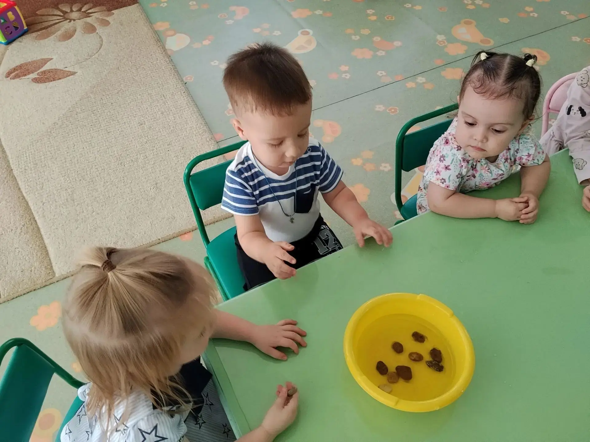 🪨🧊 Малыши из группы «Карапузы» провели увлекательный эксперимент! 🪴🚢Ребята сравнива...