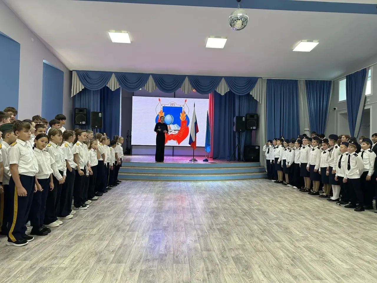 🏫 Еженедельная торжественная линейка🇷🇺