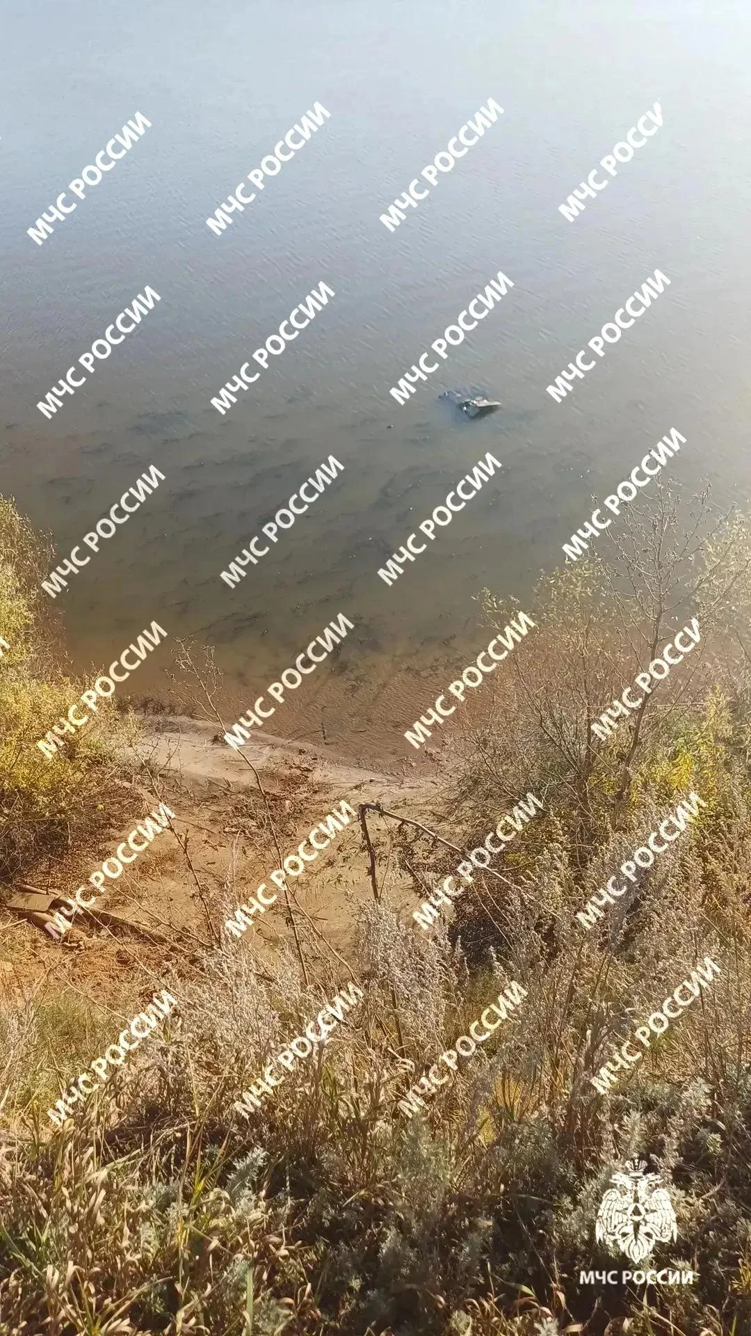 Машина упала с обрыва в реку под Казанью, двое утонули