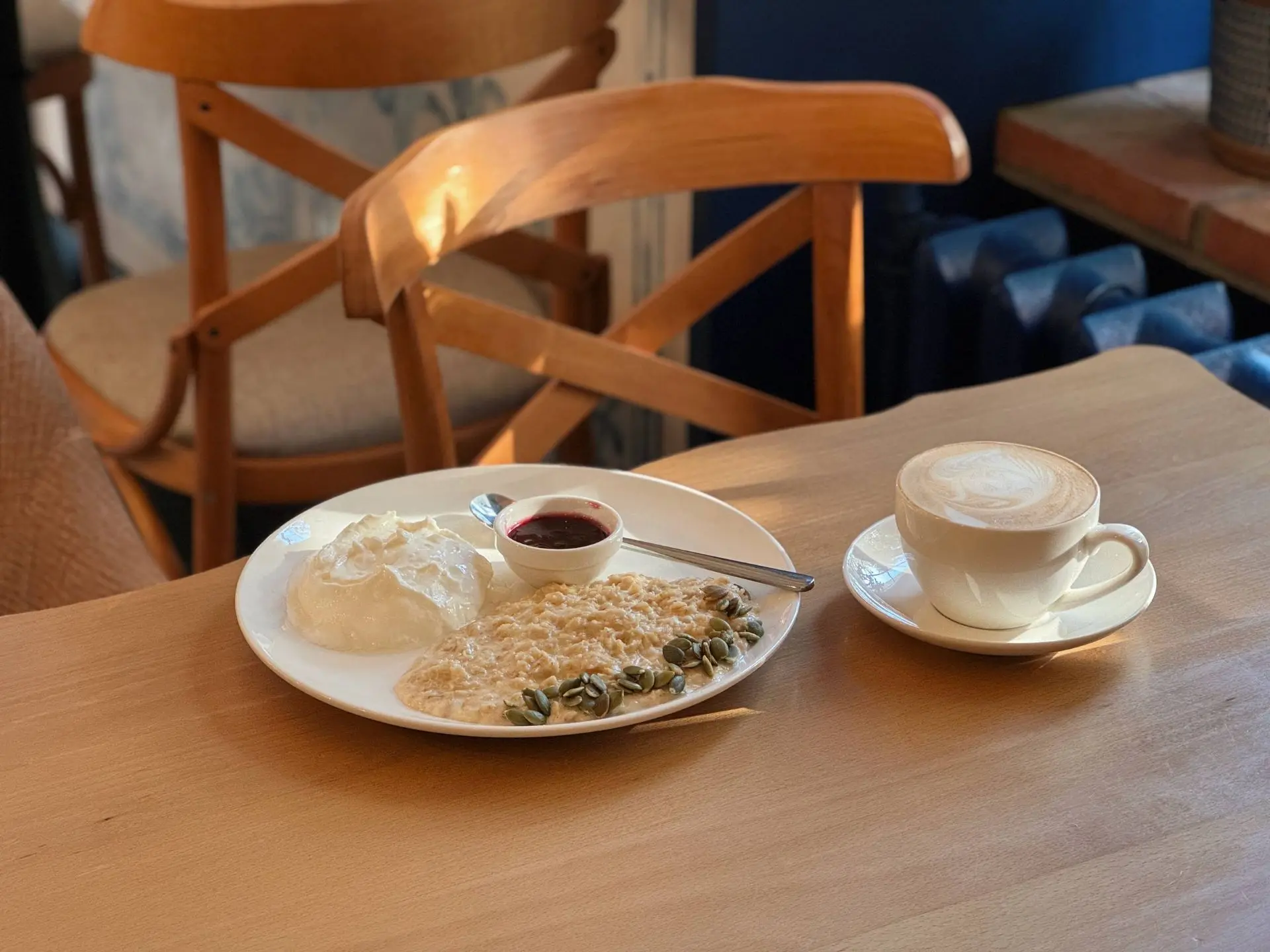 Поймал солнце в Кафетерий №11 на Радищева. В моменте решил заказать овсяную кашу с «гор...