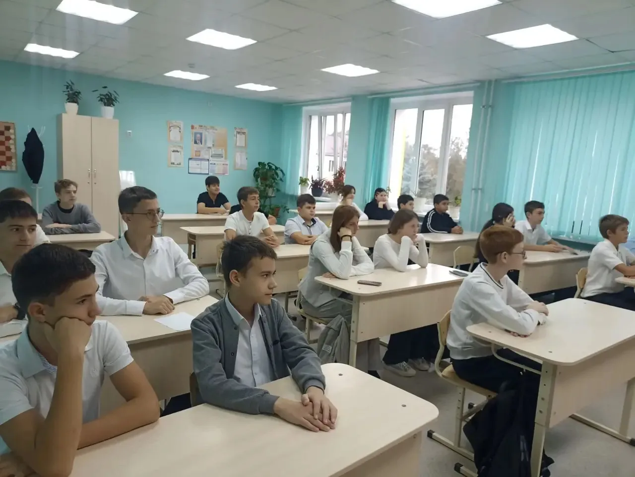 Новый учебный понедельник в нашей школе традиционно начался с очень актуальных и полезн...