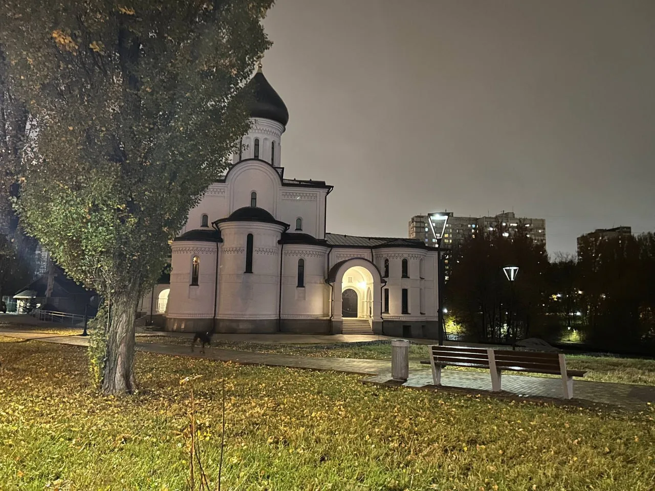 Вечером у храма Успения Пресвятой Богородицы на Нежинской улице зажигаются фонари. Свет...