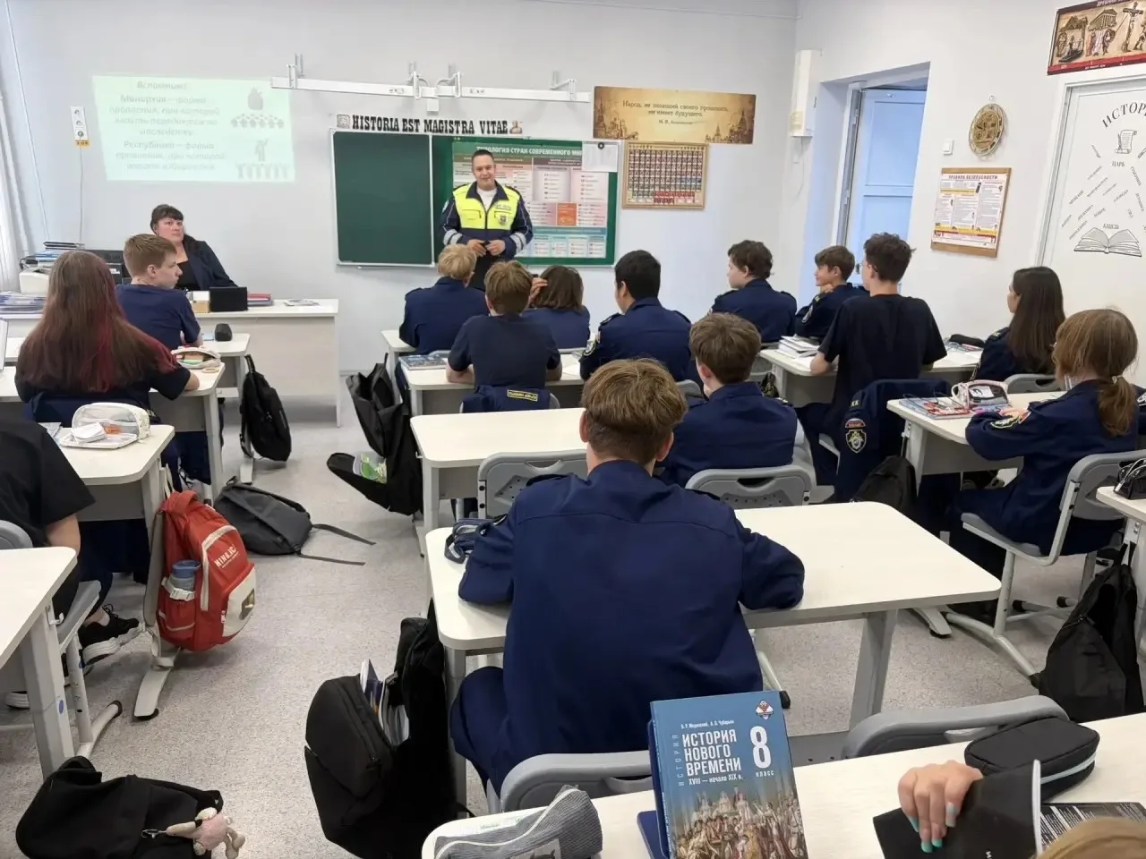 Школьникам Каменска напомнили, как не попасть под машину