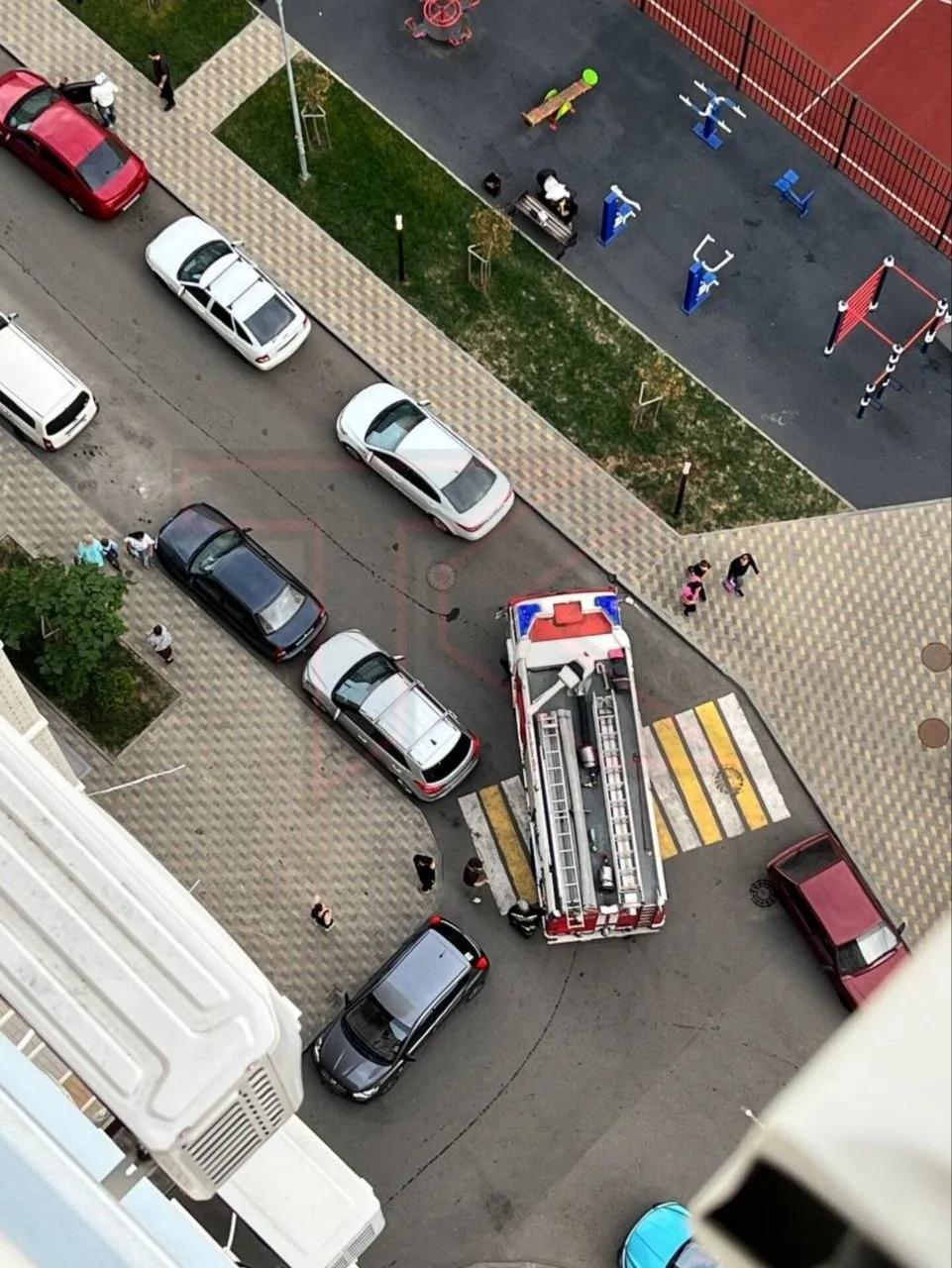 Пожар произошёл сегодня около 16 часов в ЖК на улице Заполярной. Прибывшие пожарные пот...