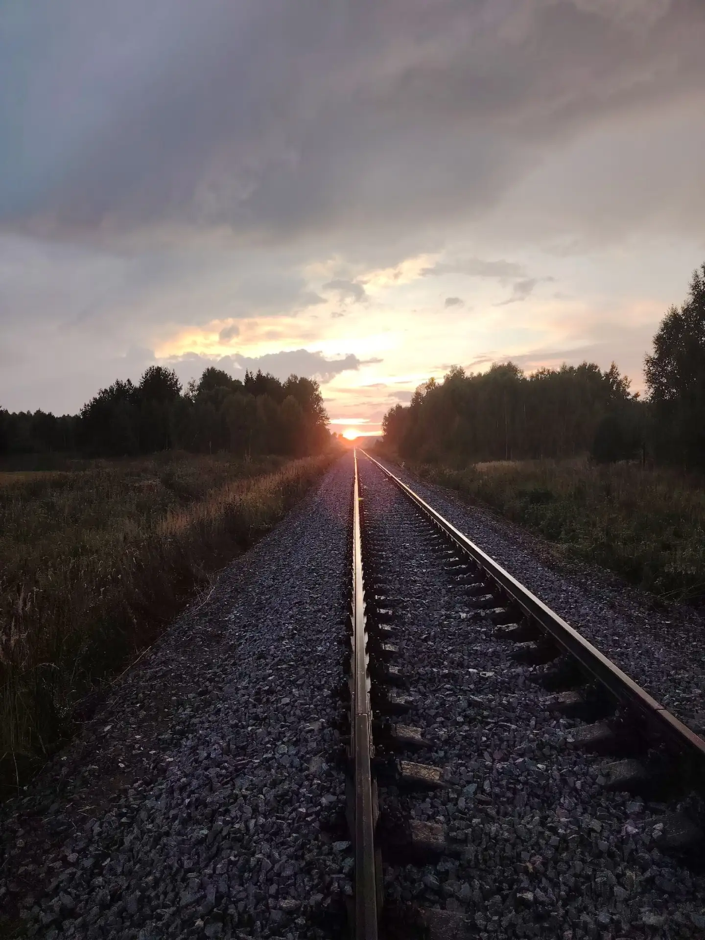 Красивый закат на перегоне