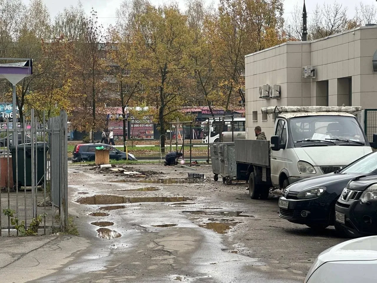 Ηecaнкциoниpoвaннaя уcтaнoвкa cбopнoй мeтaллoкoнcтpукции. Свoбoдный пpoeзд aвтoмoбиля н...