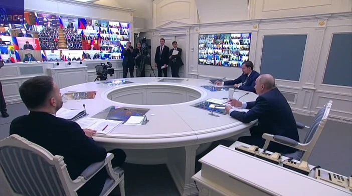 Путин выступает на пленарном заседании «Деловой России». Два дня назад организация пред...
