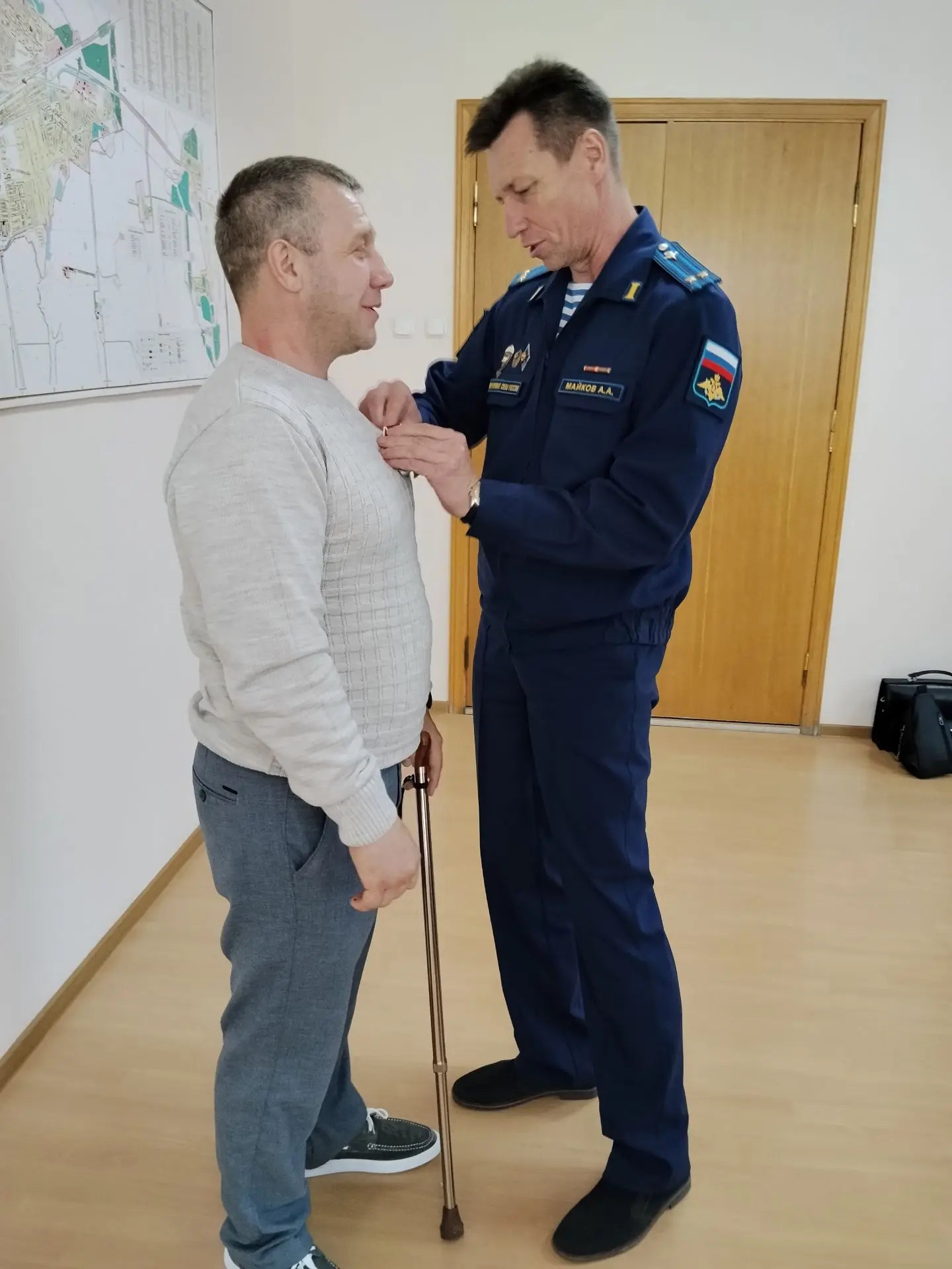 Совместно с военным комиссаром городов Гуково и Зверево Александром Майковым вручили го...