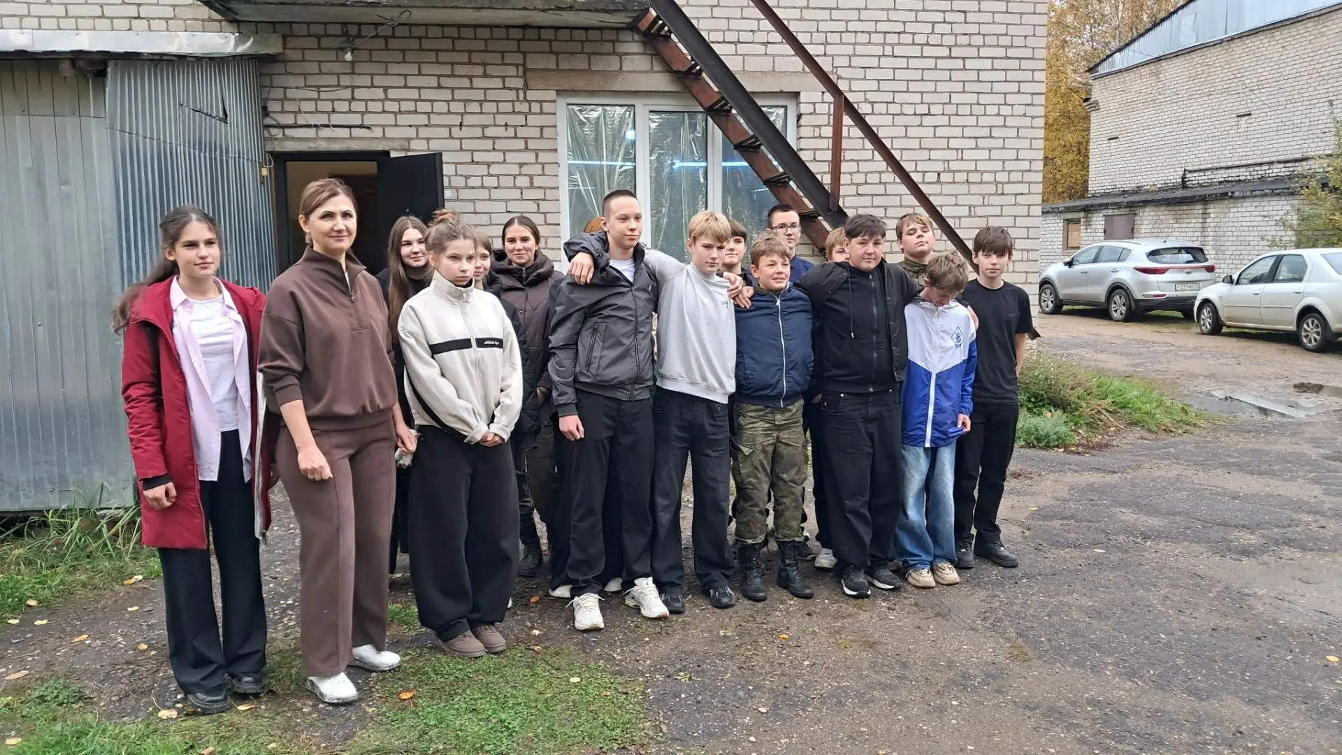 🧵 **Не только парты и тетради: где рождается настоящая спецодежда?**