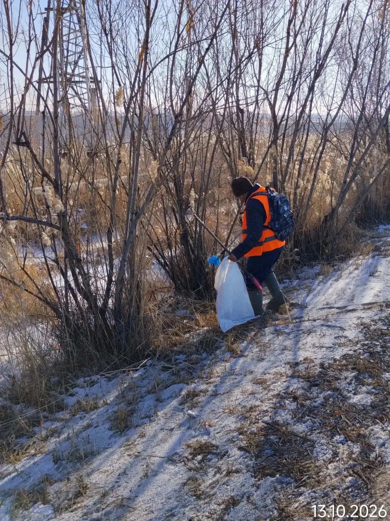 Муниципальные дворники Управы Гагаринского округа проводят работы по уборке случайного ...