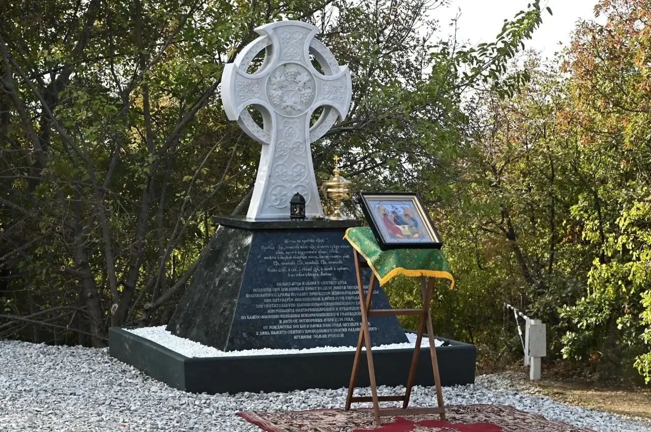 В Кабардинке освятили поклонный крест на месте строительства будущего храма
