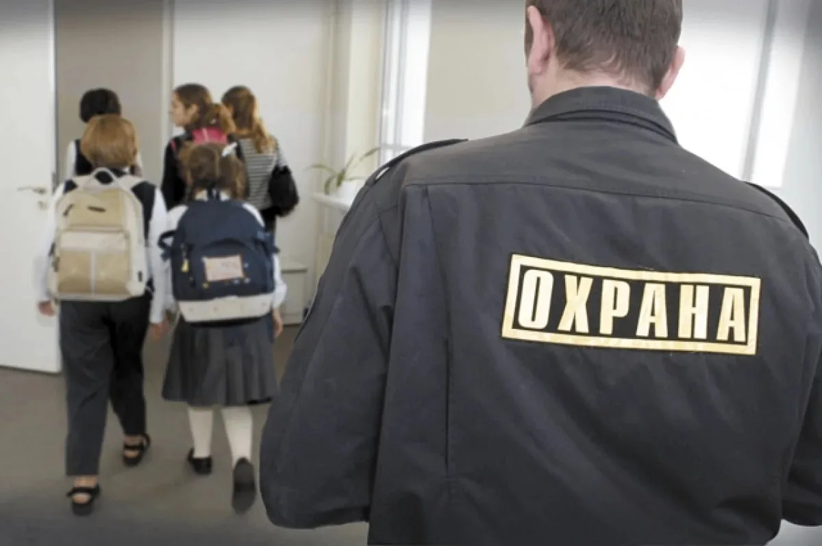 «Создают видимость». Экс-военный высказался о скандалах с охраной в школах Родители уче...