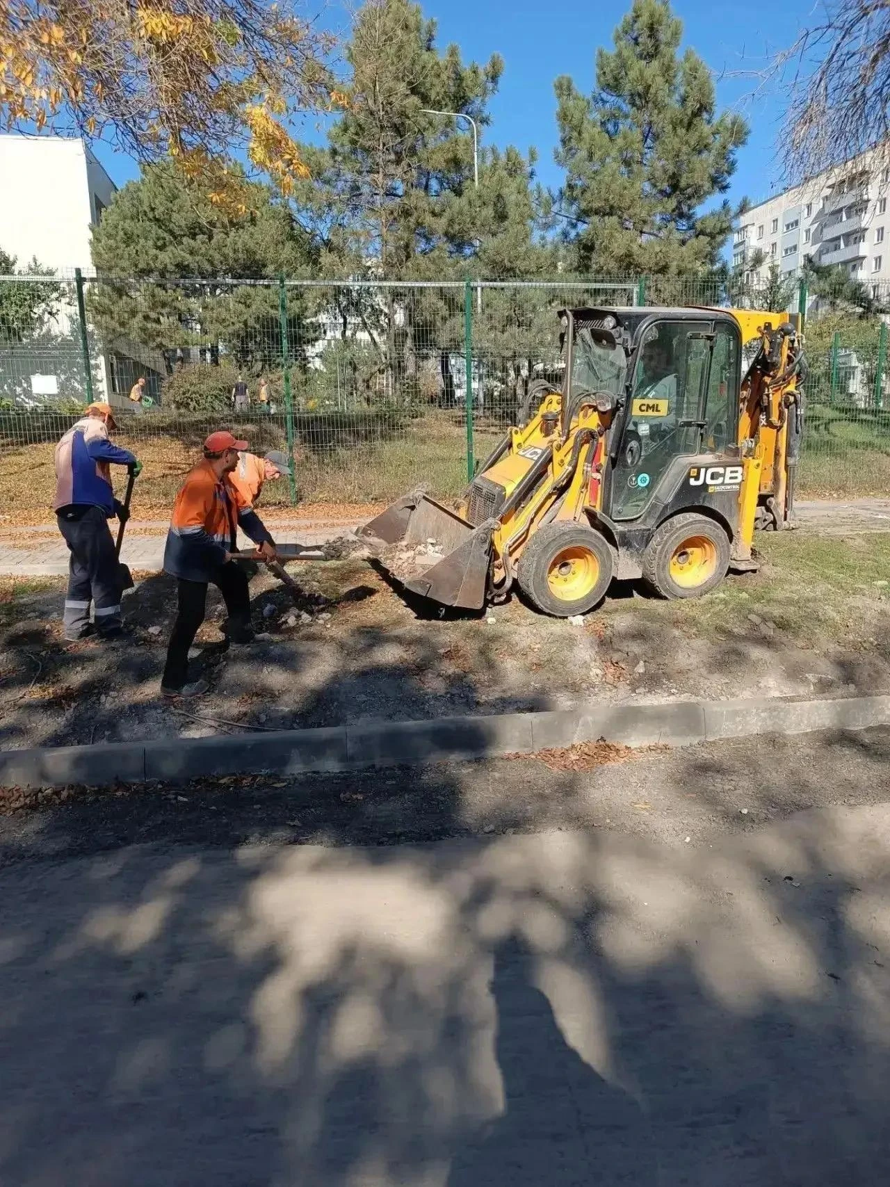 ✔️Мариупольские коммунальщики продолжают благоустройство общественных пространств