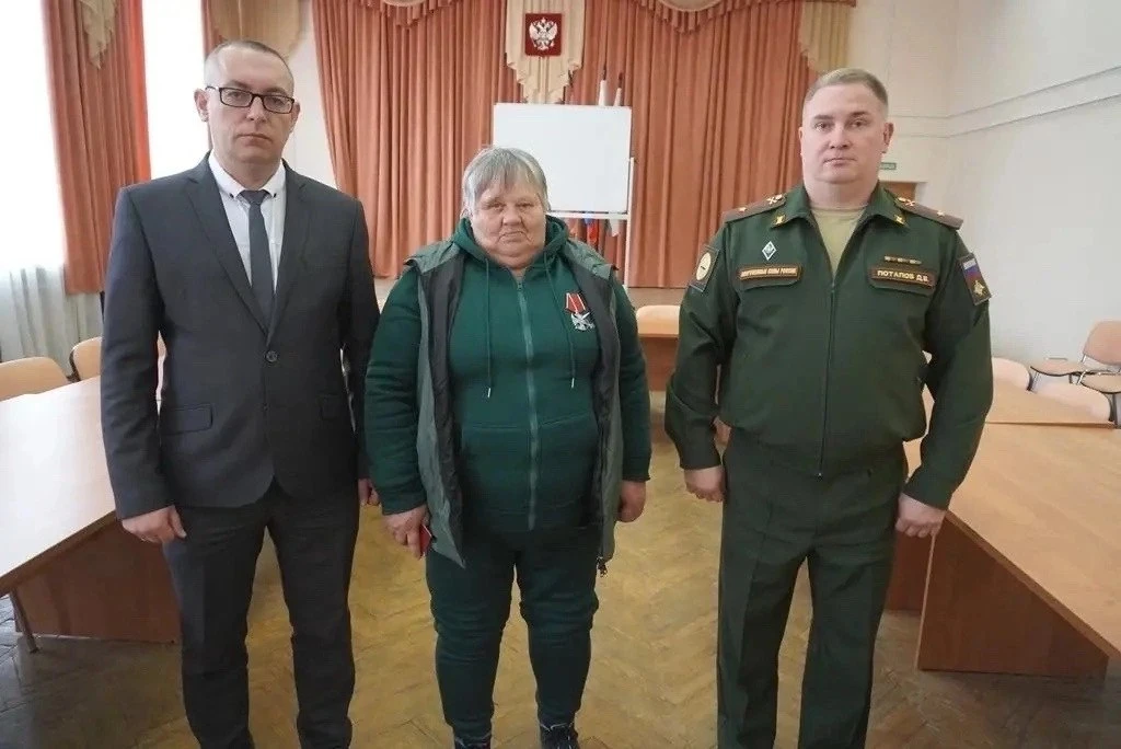 Матери погибшего на СВО Александра Питкевича вручили Орден Мужества. Награду передали в...