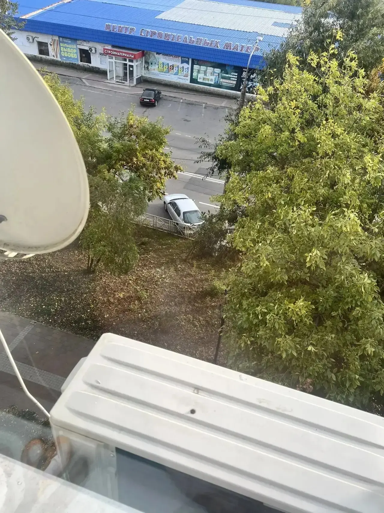 Машина на никопласте с парковки сама отъехала, видать на скорости не стояла или не на р...