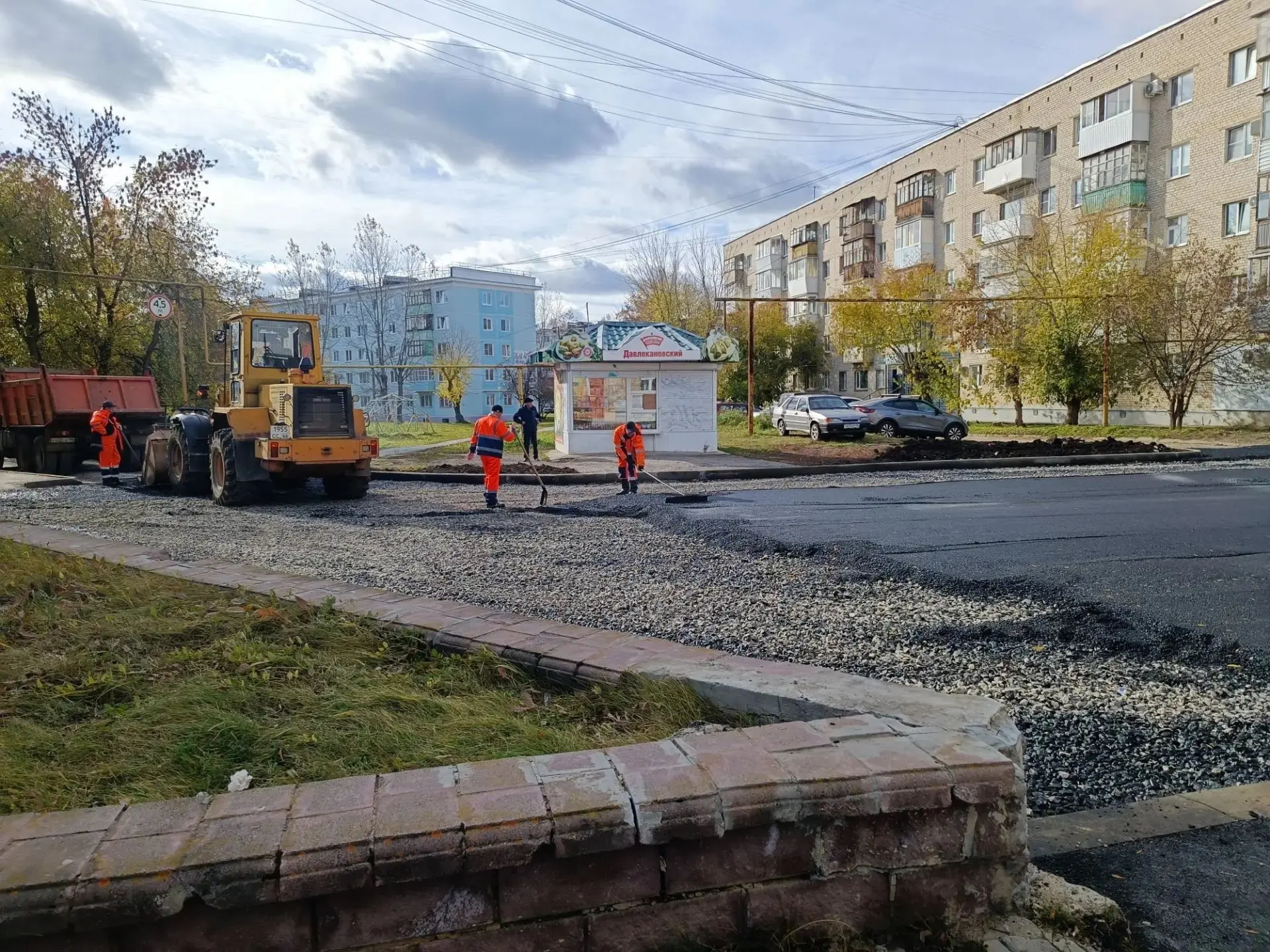 Во дворе домов на проспекте Победы 19а и 27 завершается ремонт внутридворового проезда....