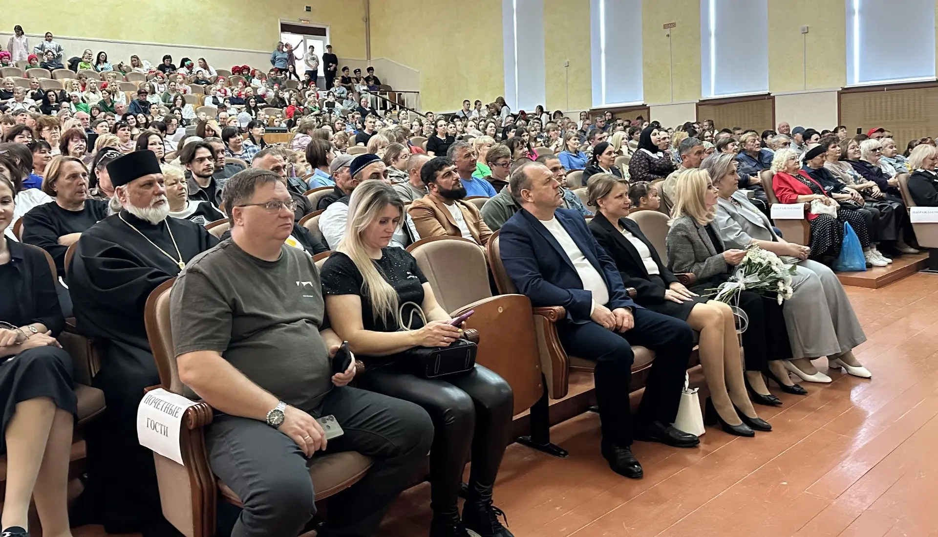 В зале Дворца культуры Солдато-Александровского к началу праздничного концерта яблоку б...