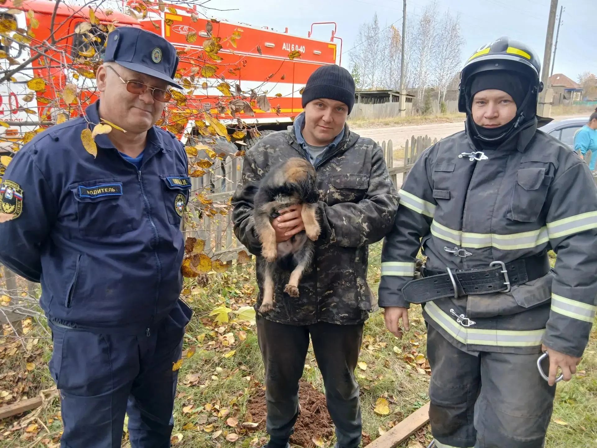 🐶 Лесогорские пожарные сегодня спасли маленького щенка.