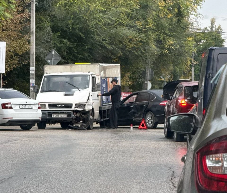 ❗️Грузовик попал в ДТП возле Горбатого моста в Симферополе