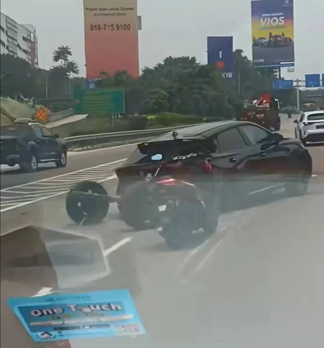 Что творят эти китайцы. У Chery Omoda на ходу оторвалась задняя ось с колёсами
