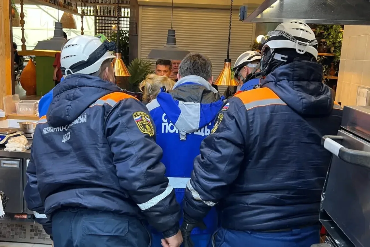 В Пензе спасатели освободили руку сотрудницы кафе из тестораскаточной машины