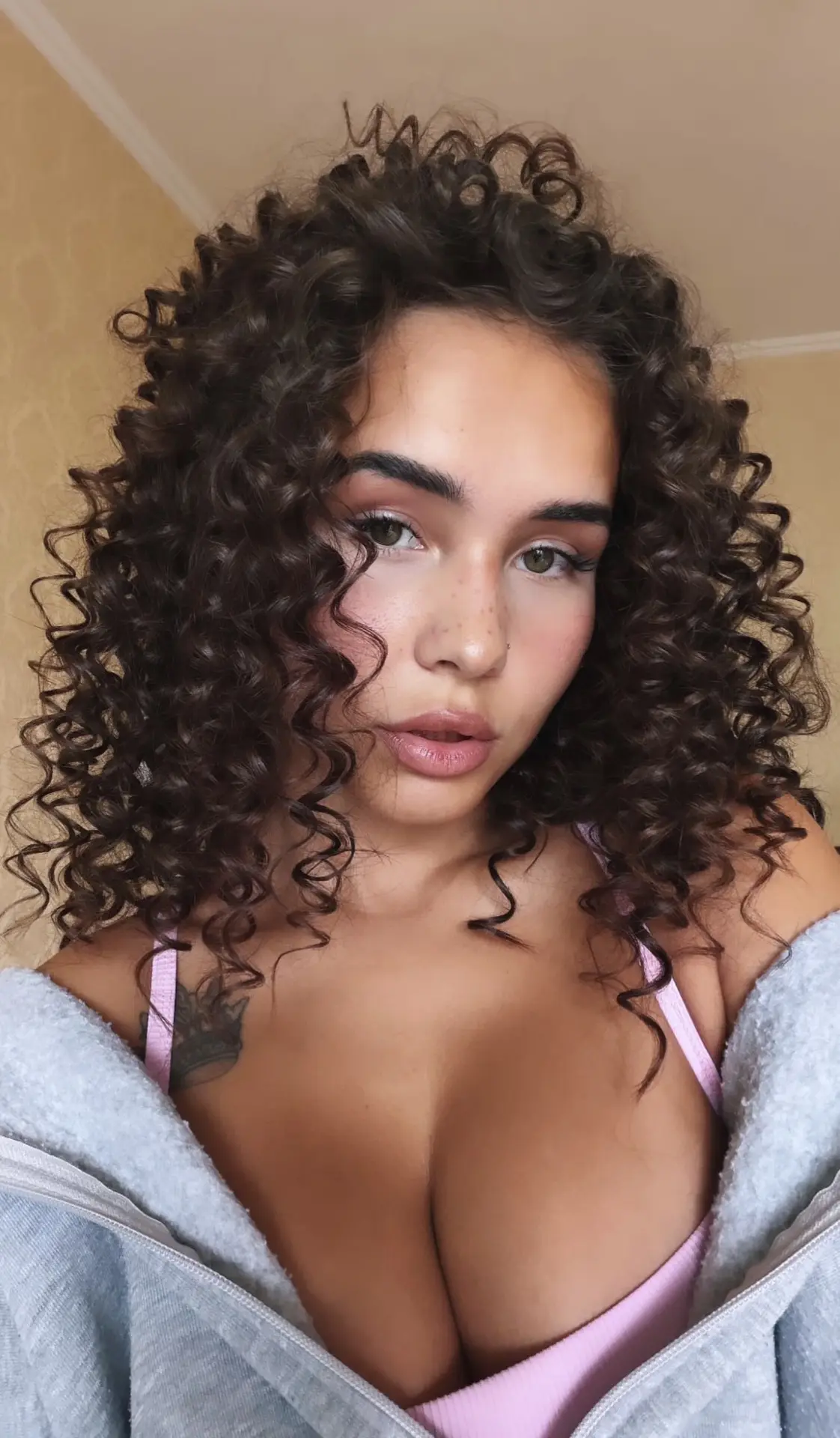 👩🏻‍🦱