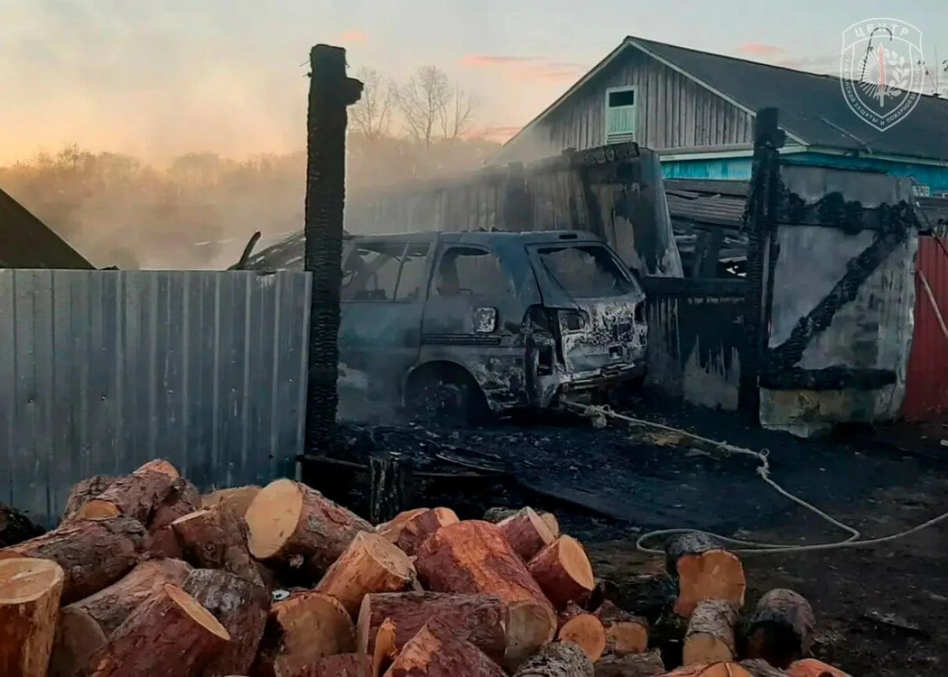 🔥В Амурской области спасли от огня дом, но полностью сгорела машина