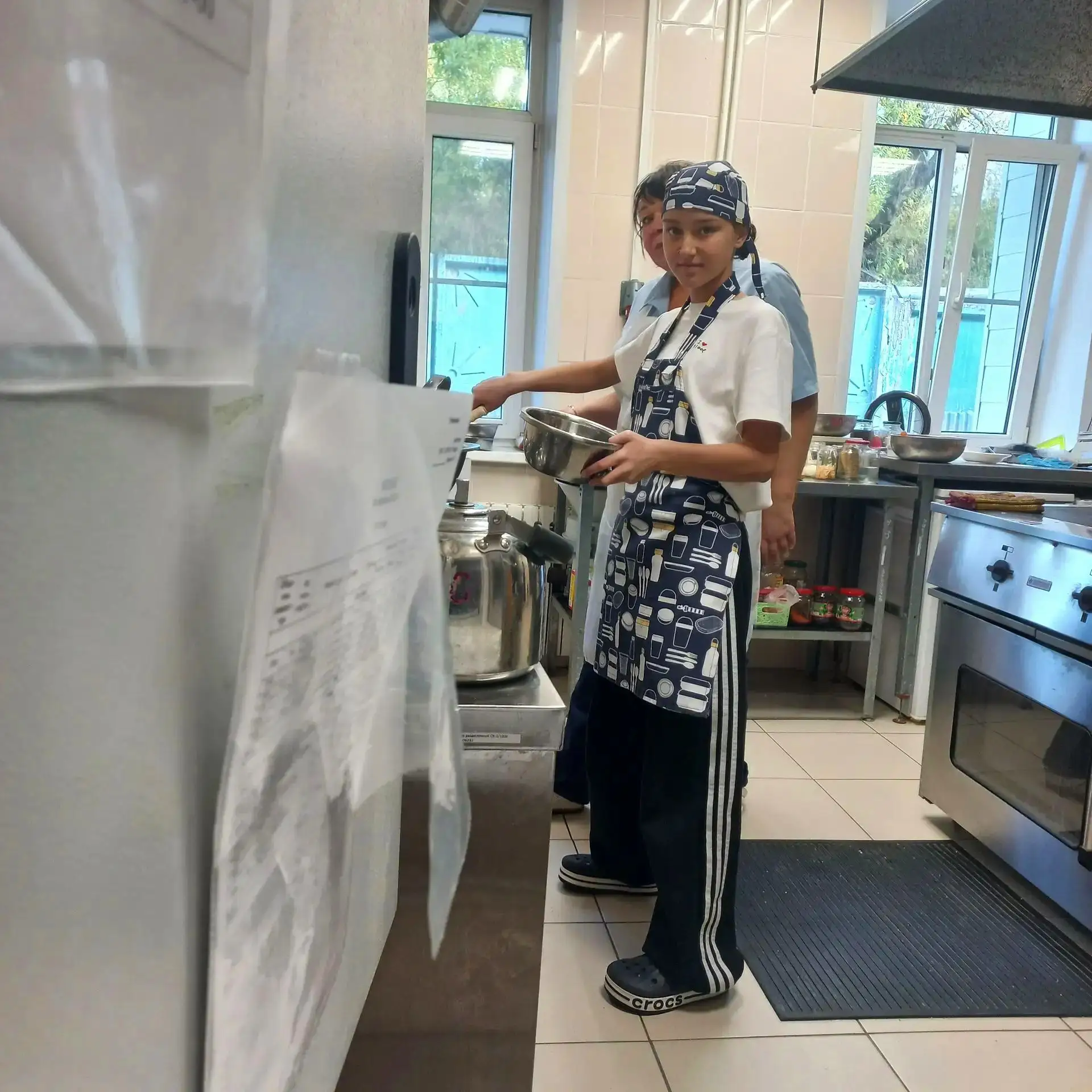 🧑‍🍳Подростки "Радуги" помогают нашим поварам на кухне🍲