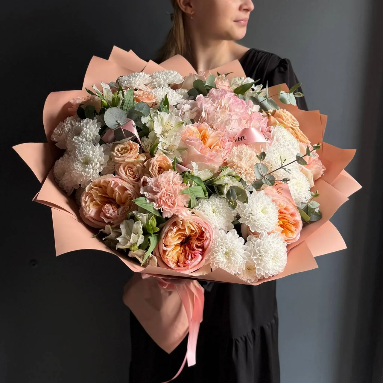 Нежный букет с ажурными пионовидными розами и пышной гортензией 🎀