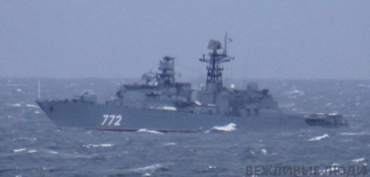 Англичане утверждают, что российский сторожевой корабль «Неустрашимый» продолжает наход...