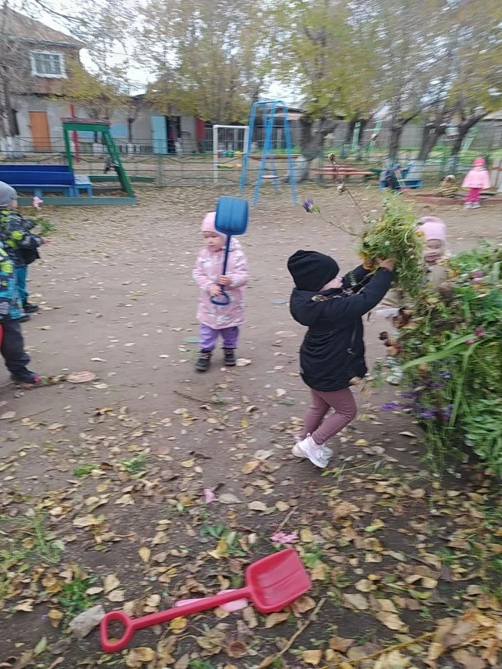 Кто сказал, что уборка — это скучно? В нашей группе — весело! Дети с удовольствием соби...