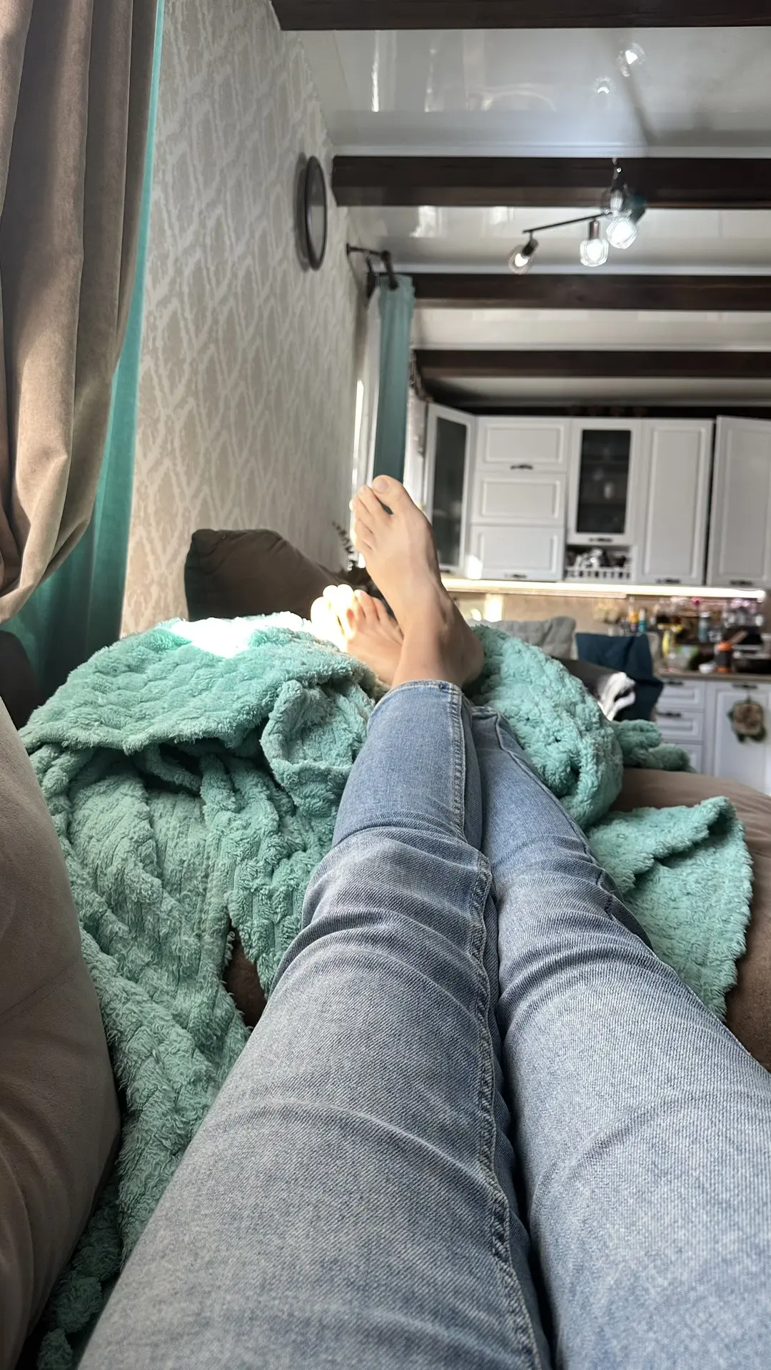 Доброе утро 🌞,дома бардак,обед не готов,а я вот так вот лежу,задрав ноги и работаю в т...