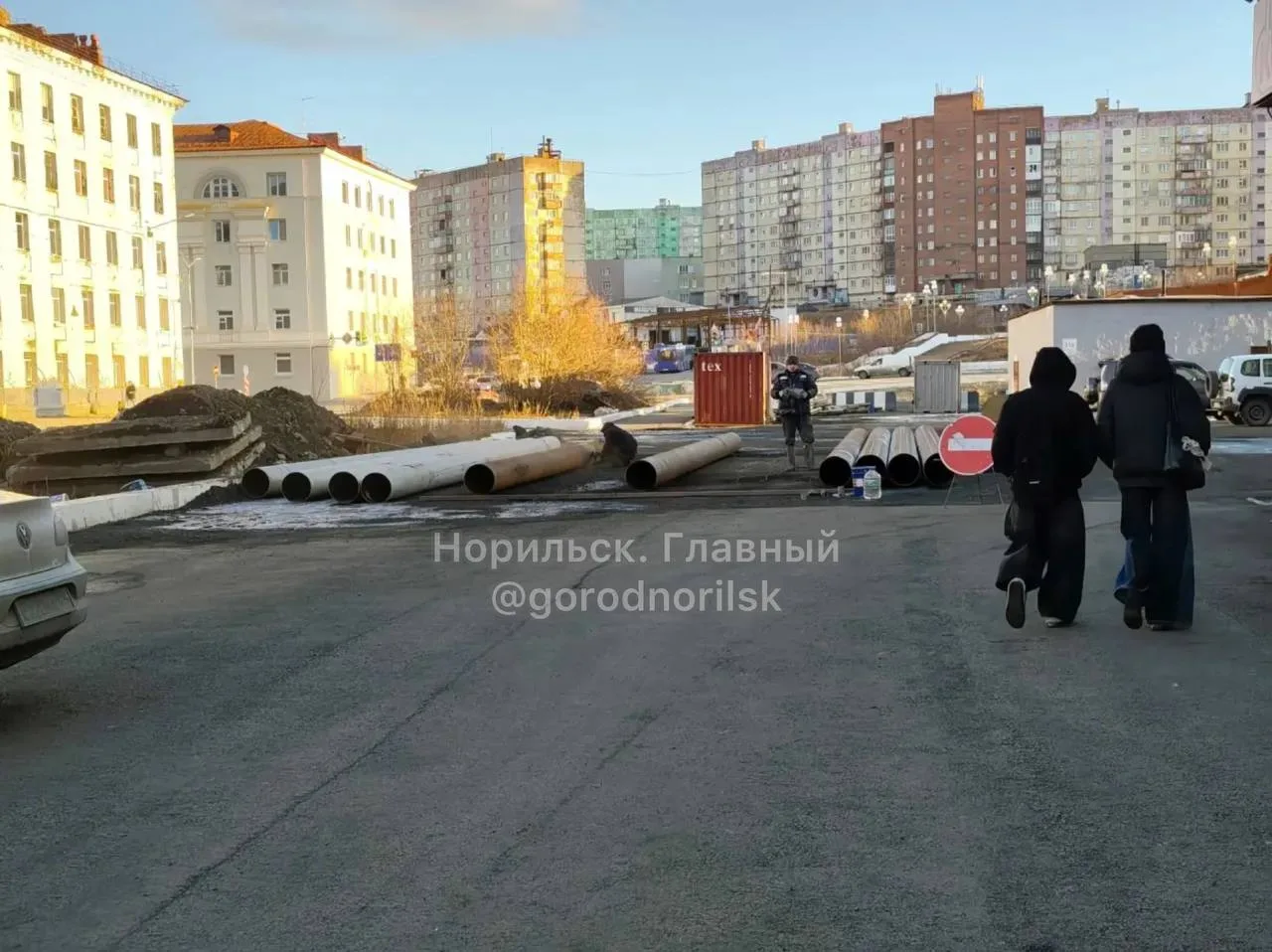 Напротив Гостиного двора красят и чистят трубы. Пыль летит на прохожих, а от запаха кра...