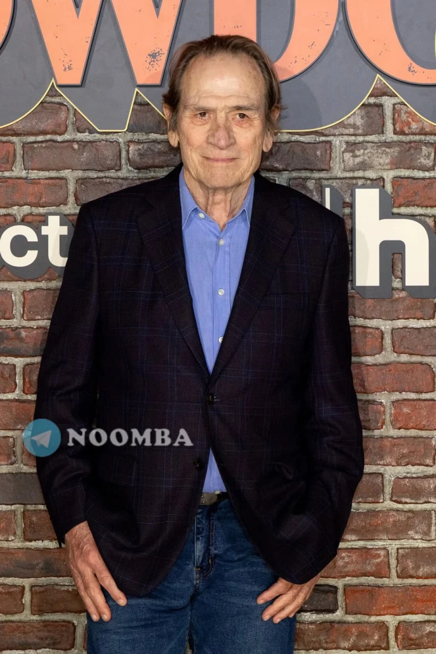 Редкий выход 80-летнего Томми Ли Джонса на премьере второго сезона "Подноготная". Актер...