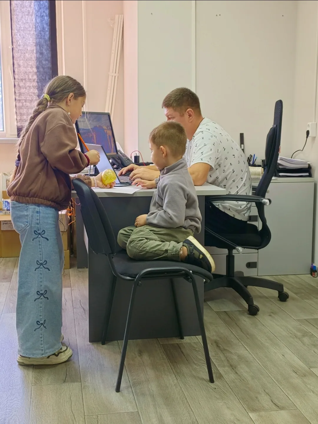 Приехали к папе на работу и устроили мастер класс по рисованию😁