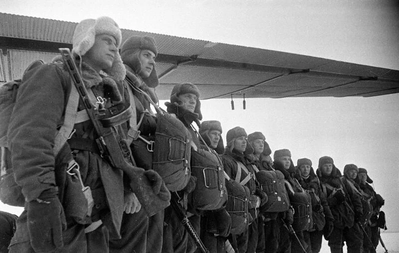 Советские десантники у самолёта ТБ-3.
